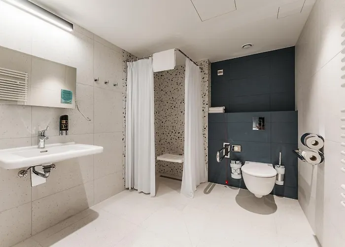 Meininger Centrum Hostel *